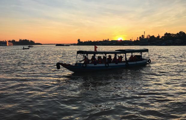 Ninh Kieu Pier in the early morning